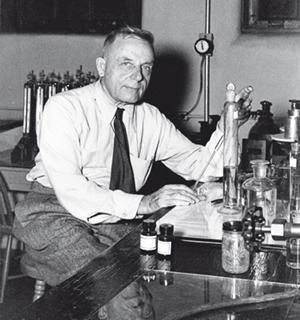 Foto do Dr. Otto Warburg, um bioquímico e pesquisador de câncer que ganhou o prêmio nobel.